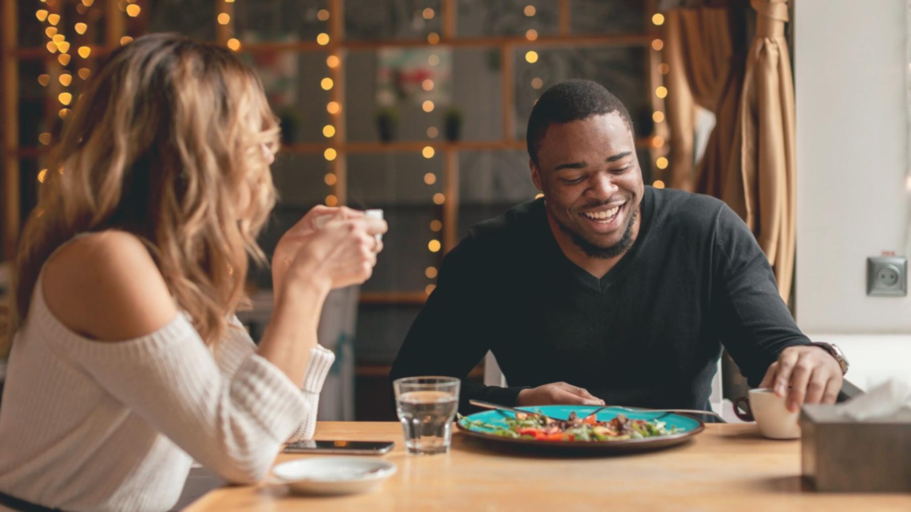 Personne réfléchissant à ses objectifs professionnels dans un environnement calme